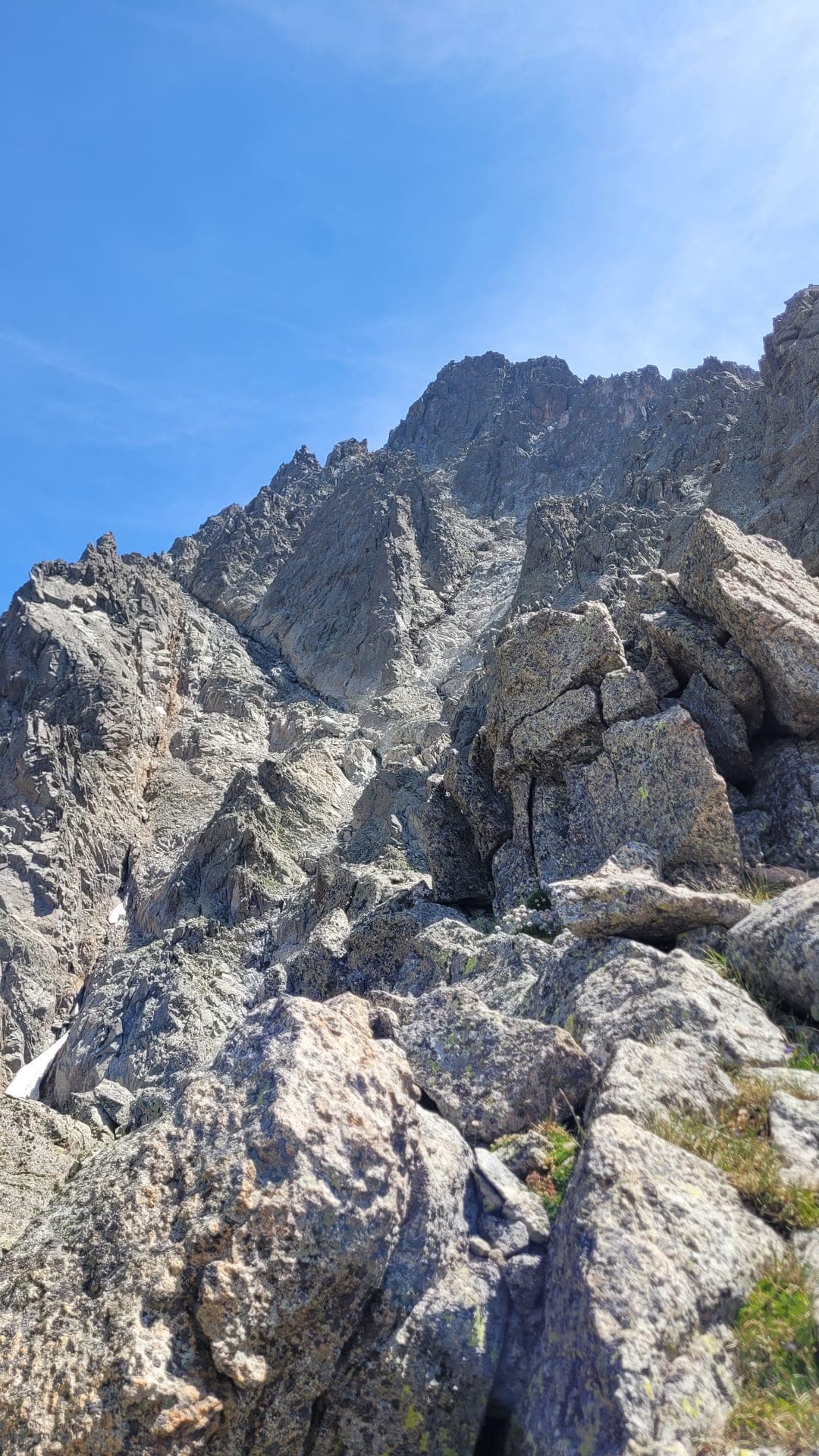 Une crête rocheuse sous le ciel bleu